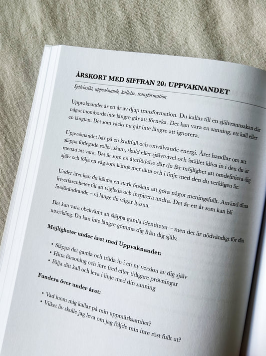 Årskort inuti tarotboken